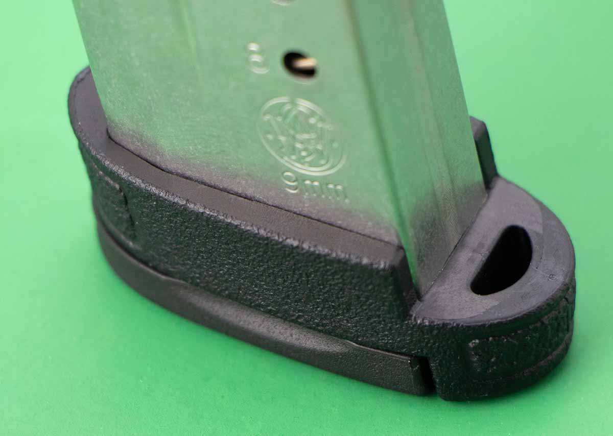 extended magazine floorplate on the 9mm shield